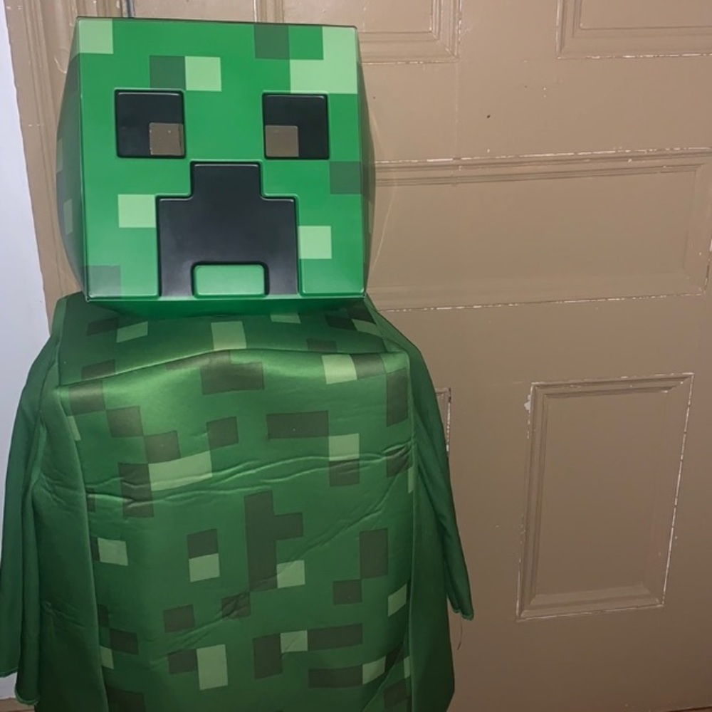 Minecraft creeper costume (3pc). It’s in good condition.